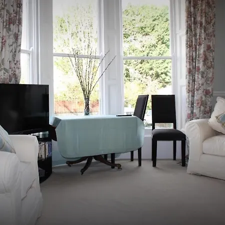 Elegant 1 Bed Flat In Clifton Down With Parking *