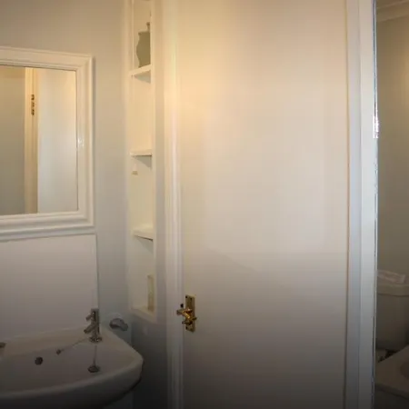 Elegant 1 Bed Flat In Clifton Down With Parking شقة *
