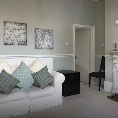 Elegant 1 Bed Flat In Clifton Down With Parking شقة
